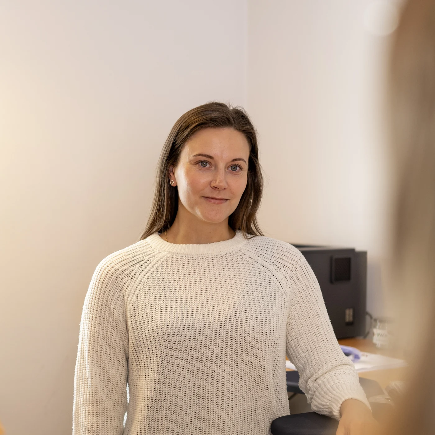 Redovisningskonsult i samtal med en kund på kontoret