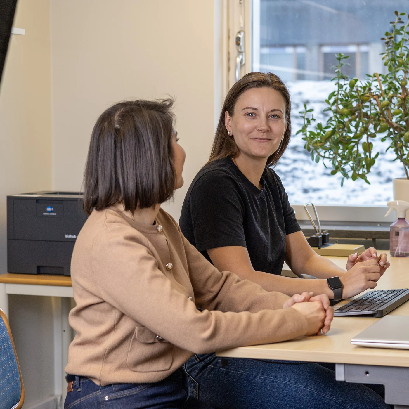 Två av ABK Ekonomitjänsts konsulter vid datorn